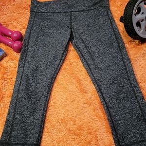 Women's Under Armour athletic capri  leggings...large